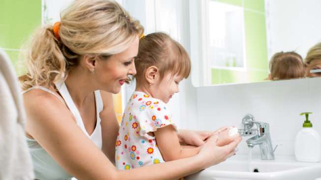 Tips Membiasakan Anak Mencuci Tangan Setiap Hari